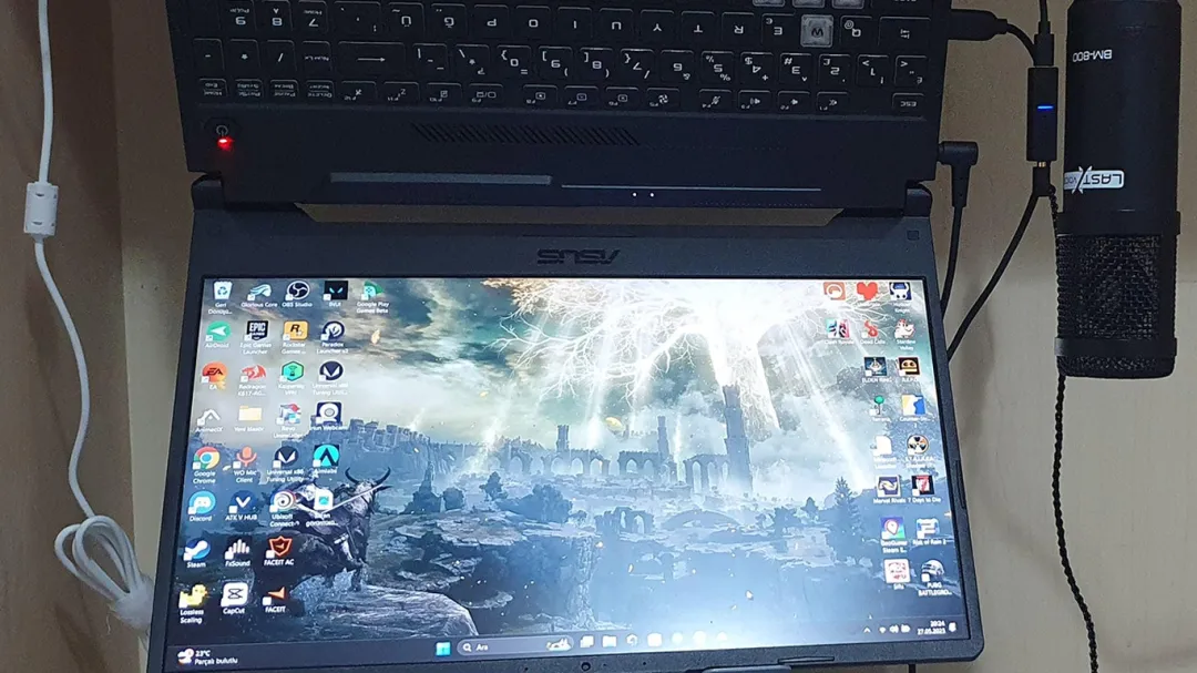 Innovative Gamer Plays CS Using Laptop Held Upside Down